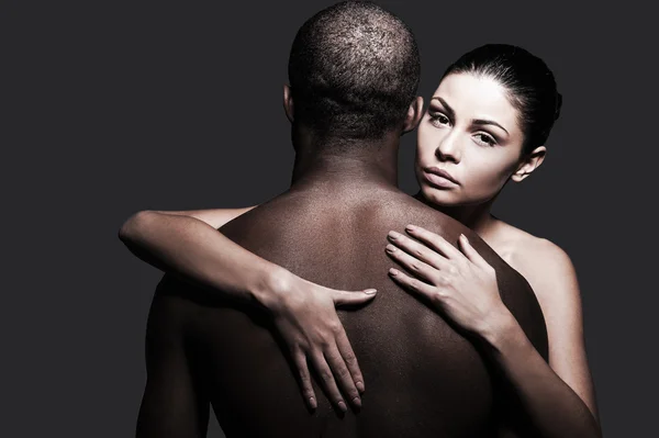 Caucasian woman hugging black man — Stock Photo, Image