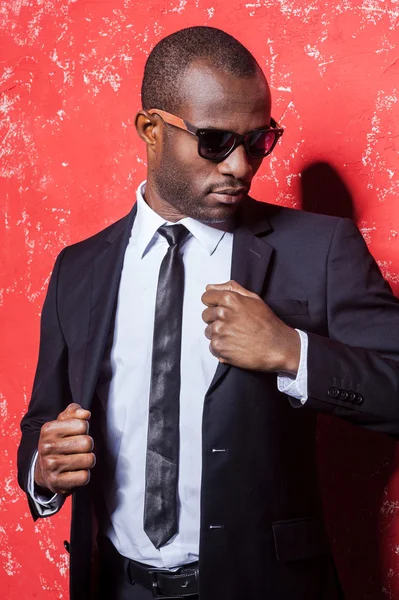 African man in formal wear and sunglasses — Stock Photo, Image