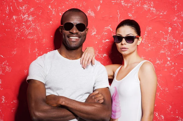 Gemengd ras paar in zonnebril — Stockfoto
