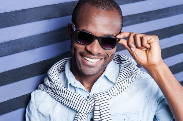 African man adjusting his sunglasses — Stock Photo, Image