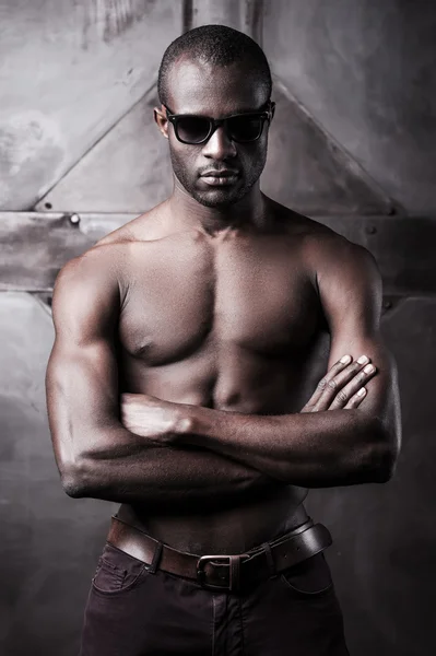 Shirtless African man in sunglasses — Stock Photo, Image