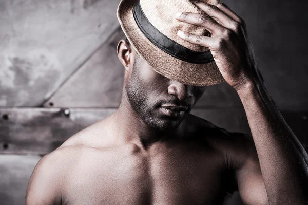 Африканский мужчина регулирует свою шляпу — стоковое фото
