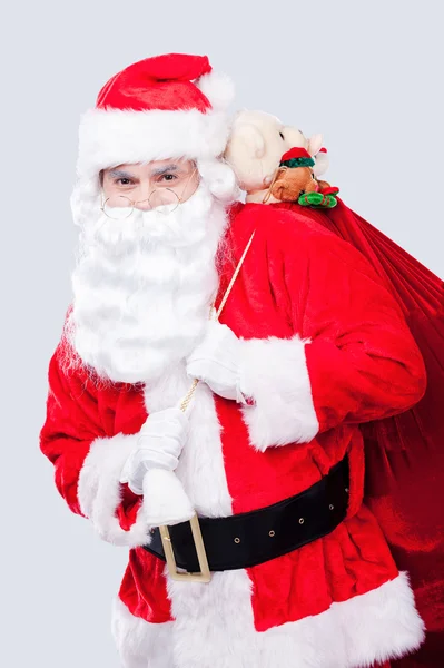 Santa Claus redovisade säck med presenterar — Stockfoto