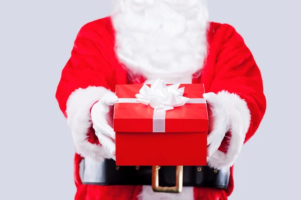Santa Claus estirando la caja de regalo — Foto de Stock