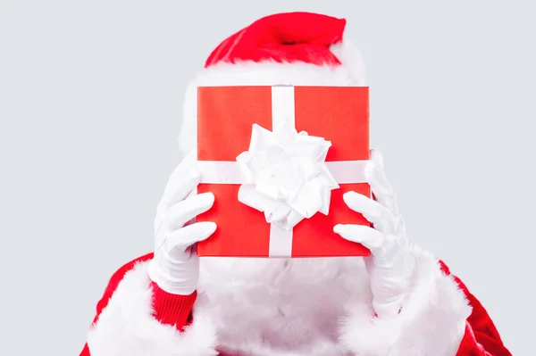 Άγιος Βασίλης που κρύβει το πρόσωπό του πίσω από το κιβώτιο δώρων — Φωτογραφία Αρχείου