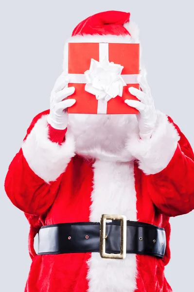 산타 클로스 선물 상자 뒤에 그의 얼굴을 숨기기 — 스톡 사진