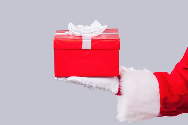 圣诞老人拿着礼品盒 — 图库照片