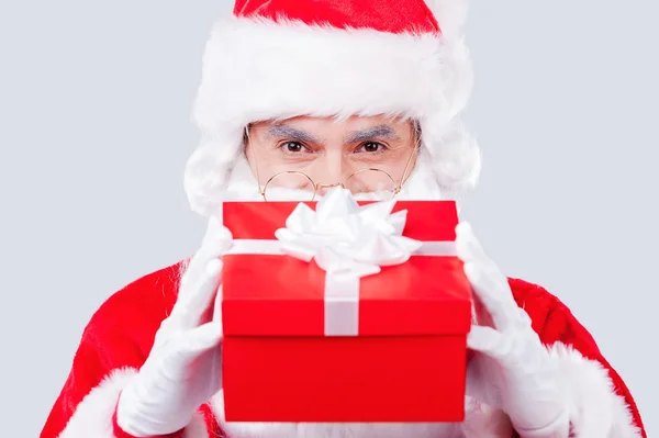 Weihnachtsmann hält Geschenkbox in der Hand — Stockfoto
