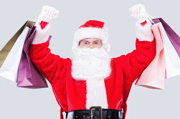 Санта-Клаус держит сумки — стоковое фото