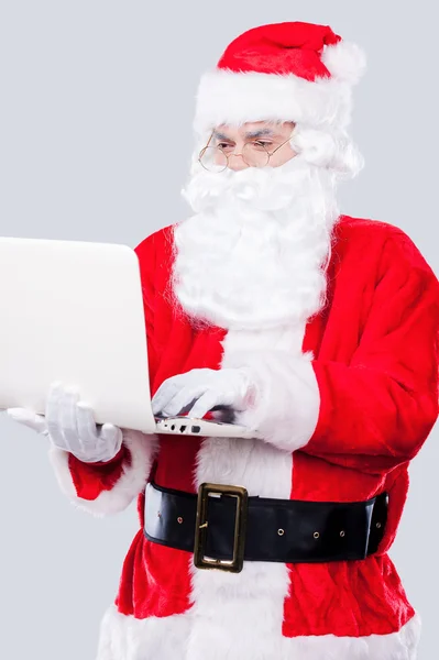 Papai Noel trabalhando no laptop — Fotografia de Stock