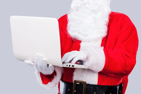 Άγιος Βασίλης εργάζεται σε φορητό υπολογιστή — Φωτογραφία Αρχείου