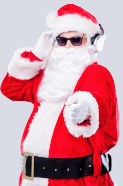 Santa Claus en gafas de sol ajustando sus auriculares —  Fotos de Stock