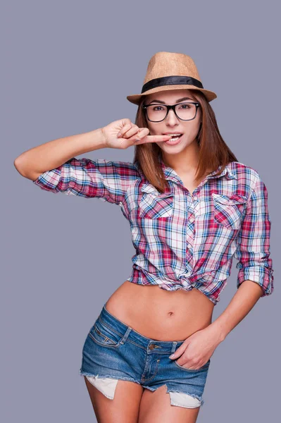 Kobieta w okularach i funky zużycie — Zdjęcie stockowe