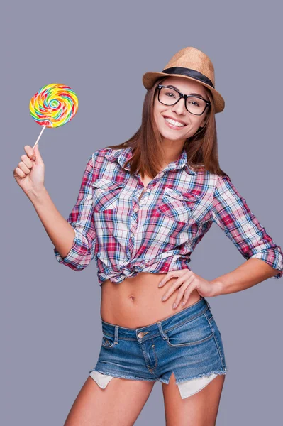 Woman in hat holding lollipop — Stock Photo, Image