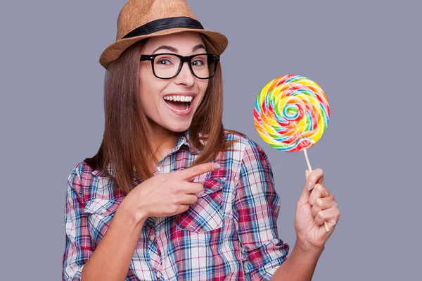 Woman in funky hat holding lollipop — Stock Photo, Image