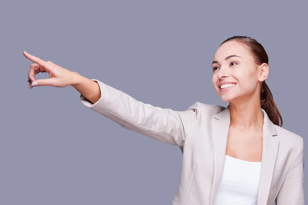 Mujer de negocios señalando hacia fuera —  Fotos de Stock