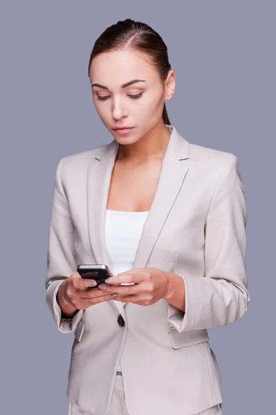 Affärskvinna med mobiltelefon. — Stockfoto