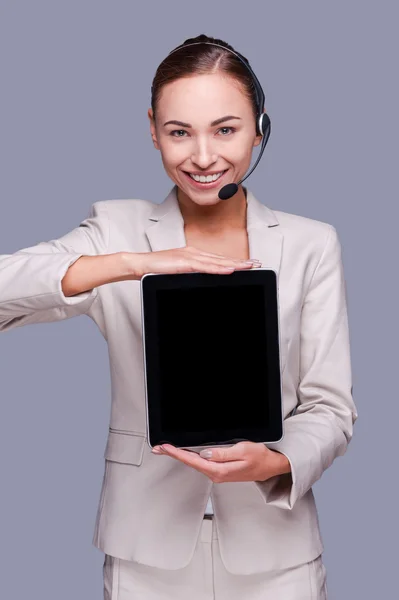 Operadora femenina sosteniendo tableta digital — Foto de Stock