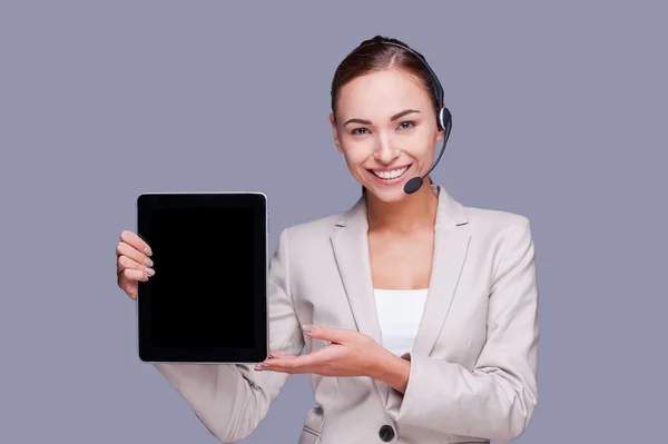 Jonge vrouwelijke operator houder van digitale Tablet PC — Stockfoto