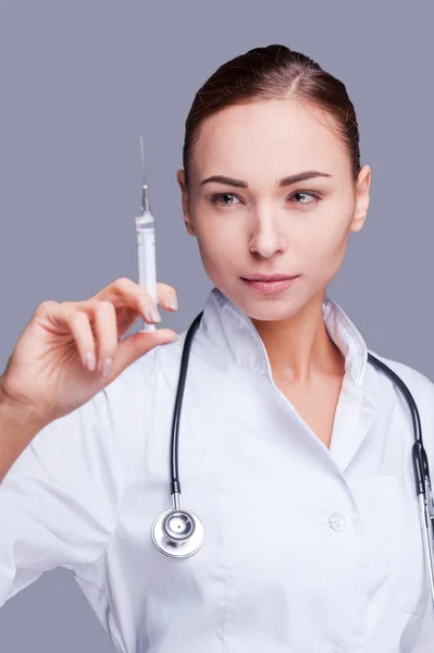 Médico femenino sosteniendo jeringa — Foto de Stock