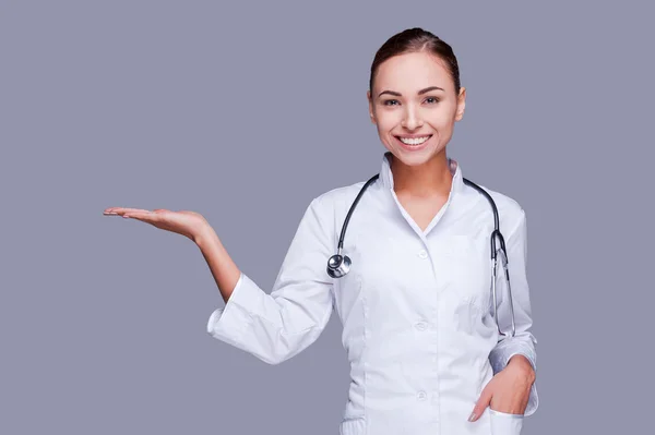 Médico femenino sosteniendo espacio de copia — Foto de Stock