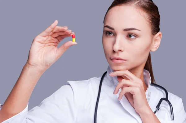 Female doctor holding pill — Stock Photo, Image