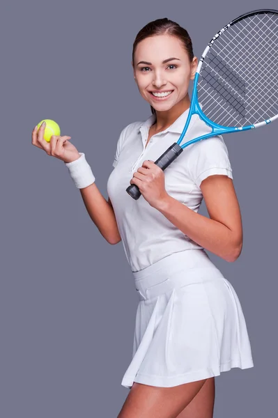 Frau hält Tennisschläger in der Hand — Stockfoto