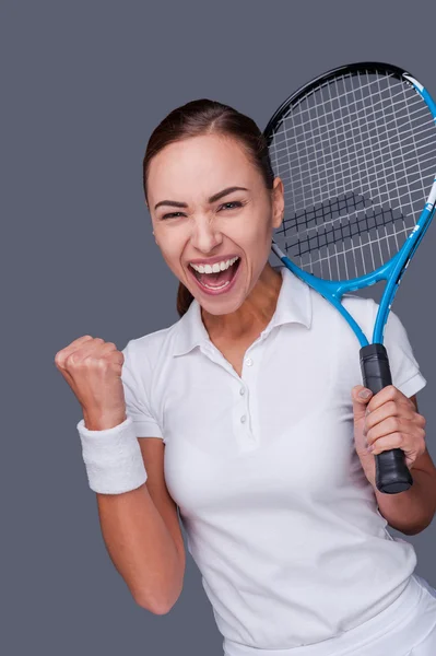 Žena držící tenisovou raketu — Stock fotografie