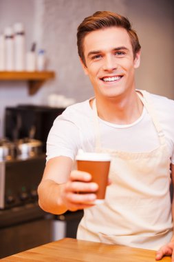 Erkek barista kahve fincan uzanan