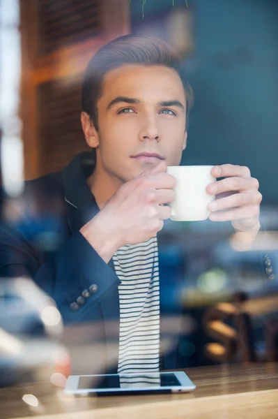 Tânărul se bucură de cafea în cafenea — Fotografie, imagine de stoc