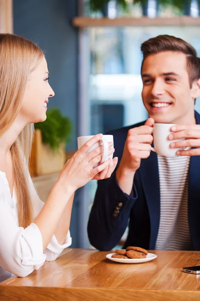 Pareja disfrutando del café en la cafetería — Foto de Stock