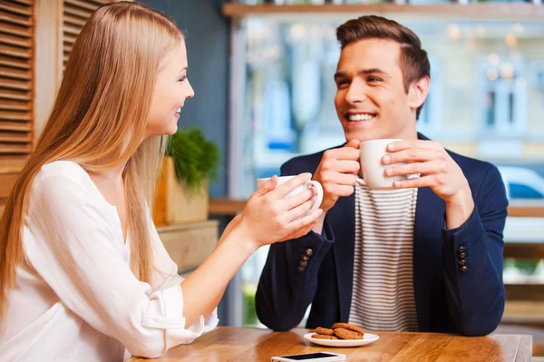 Pareja disfrutando del café en la cafetería —  Fotos de Stock