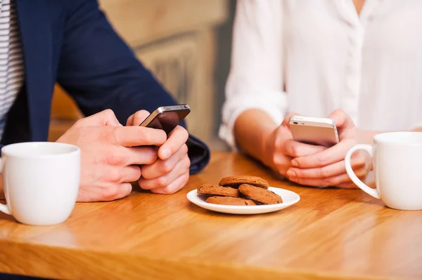 Paar schreibt SMS im Café — Stockfoto