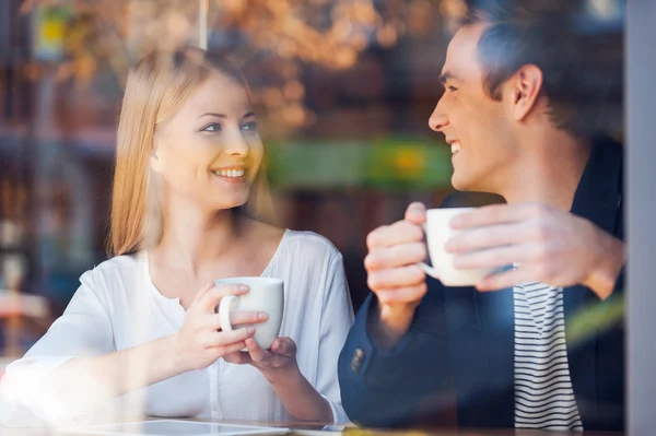 Pareja mirándose en la cafetería — Foto de Stock