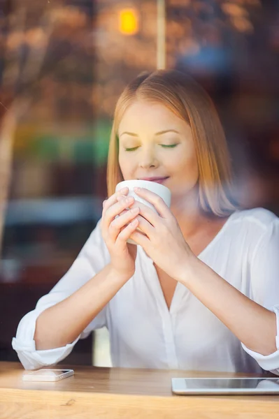 Женщина наслаждается кофе в кафе — стоковое фото