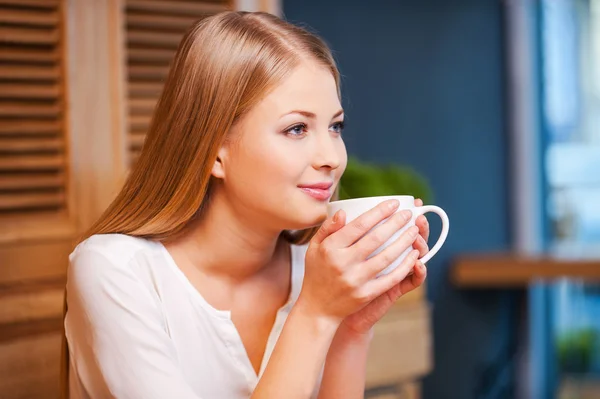 Mujer disfrutando del café en la cafetería — Foto de Stock