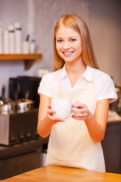 Mulher barista esticando café fresco — Fotografia de Stock