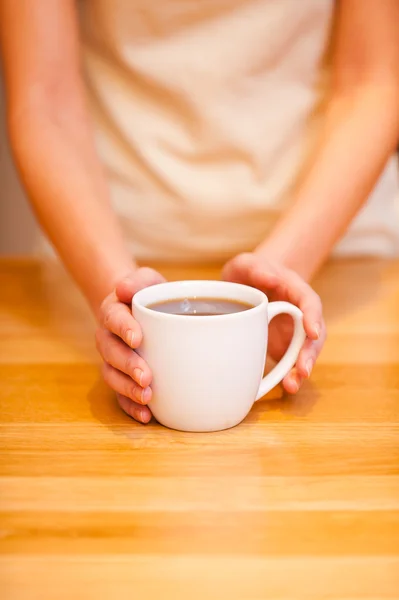 Female barista serving fresh coffee — Stock Photo, Image