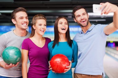 Arkadaşlar selfie ayakta karşı bowling salonları yapma