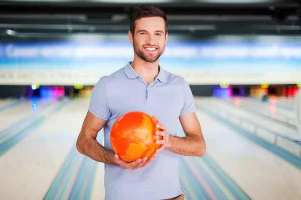Muž hospodářství bowlingové koule — Stock fotografie