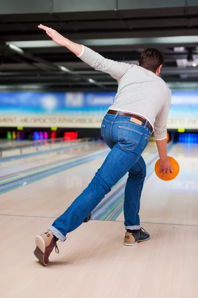 Homme jouant au bowling — Photo