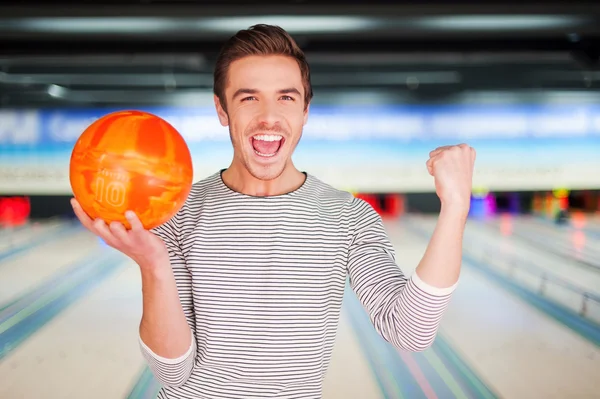 Adam tutarak bowling topu — Stok fotoğraf