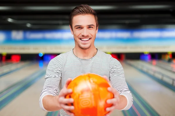 Hombre estirando la bola de bolos —  Fotos de Stock