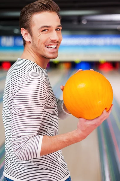 Adam tutarak bowling topu — Stok fotoğraf