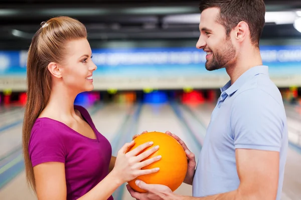 Para gospodarstwa bowling ball — Zdjęcie stockowe