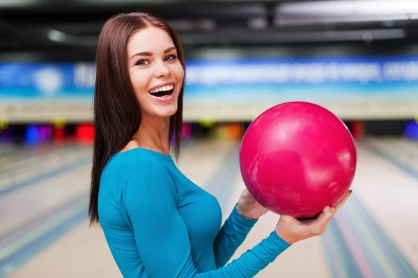 Donna che tiene palla da bowling — Foto Stock