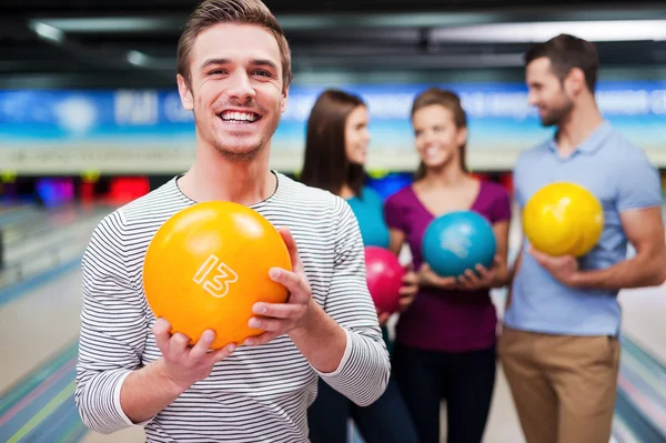 Hombre sosteniendo bola de bolos — Foto de Stock