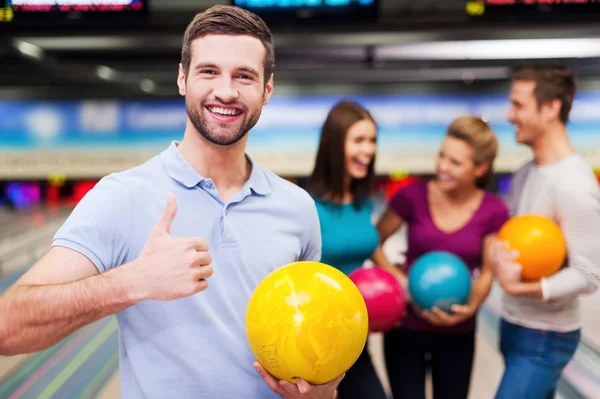 Ember tartja a bowling golyót és a hüvelykujj — Stock Fotó