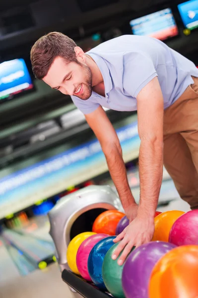 Homem escolhendo bola de boliche — Fotografia de Stock