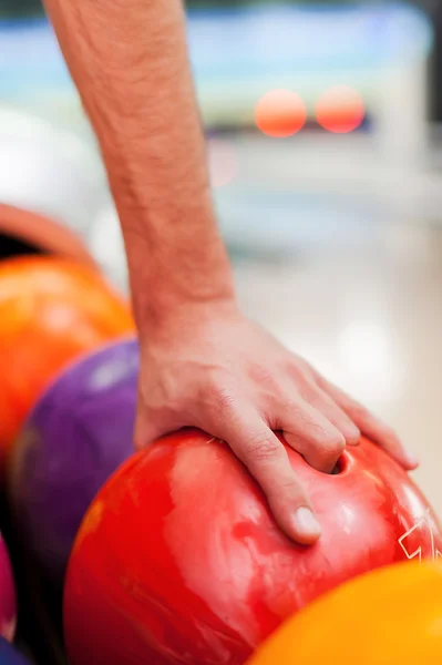 Рука тримає кульку для боулінгу — стокове фото